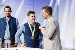 Moderator Christoph Sammer im Gespräch mit Goldmedaillengewinner (Foto: SkillsAustria)